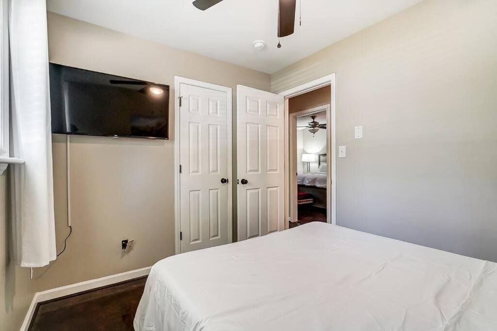 Charlotte Charm Haven With Outdoor Tv Villa Luaran gambar